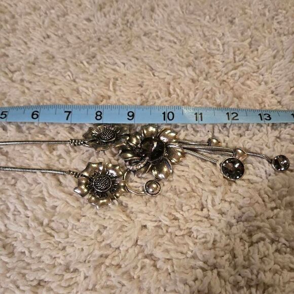 NWOT Flower Rhinestone Statement Necklace Silver - Picture 6 of 7